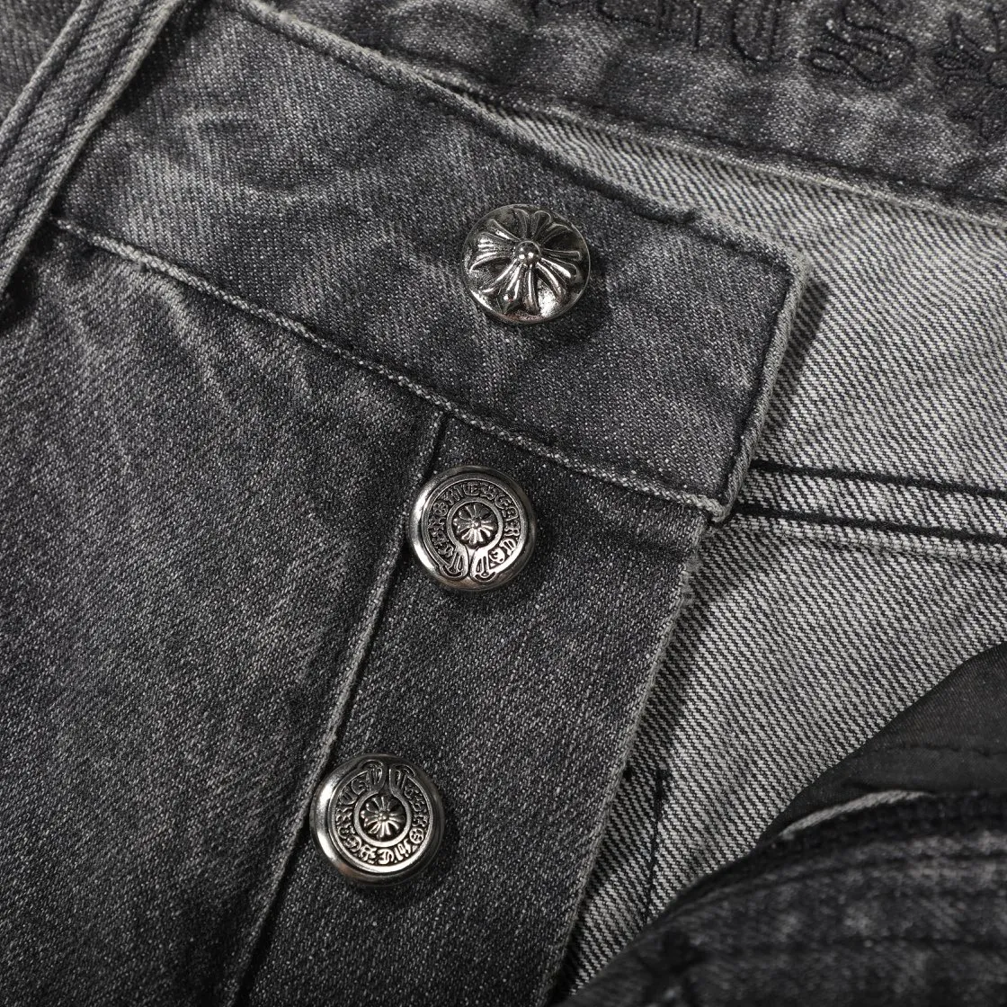 P310 (top version) Chrome hearts new city-limited flame gray jeans Chrome hearts city-limited jeans Hardware customization Original development vintage levis American-made 501 black and gray base version Levi's American-made 501 base version Imported sheepskin 925 silver remake [Top heavy industry fashion design] Consistently high-street luxury style. Speaking of this style, the Zangyin family and GU family are definitely the leading representative brands. Especially the Zangyin family has really achieved a state-of-the-art effect in creating high-street style. The unique washed material is used to create this style. The color system is already quite eye-catching. After it is decorated with patchwork cross flowers, it cleverly highlights the charm of the brand. Secondly, this style uses classic The high-waist cutting design highlights the long legs and fashionable temperament of the upper body. The brand is highly recognizable and the slim fit configuration is more suitable for daily wear. It is a product that interprets personality, fashion, and specifications at a glance. This single product is enough to make any fan excited. It can be a white T-shirt for a youthful college style, or a tight suspender for a royal style. It has strong matching ability and can be easily controlled by men.  [Materials and craftsmanship] Needless to say, this point goes without saying. As an excellent craftsman brand, Zangyin’s requirements for details and craftsmanship are really perfect. The washed color of this model has gone through so many processes, not to mention the embellishment of denim appliques. It is also purely hand-made and sewn. Just like what they believe in, only hand-made things have soul and have the meaning of wear. A top-notch heavy-duty fashionable denim item, I look forward to your perfect interpretation! !  Color: washed gray Size: S M L XL
